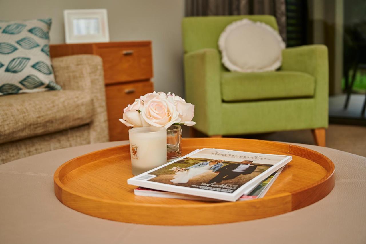 Chateau Elan At The Vintage Pokolbin Exterior foto A wooden tray
