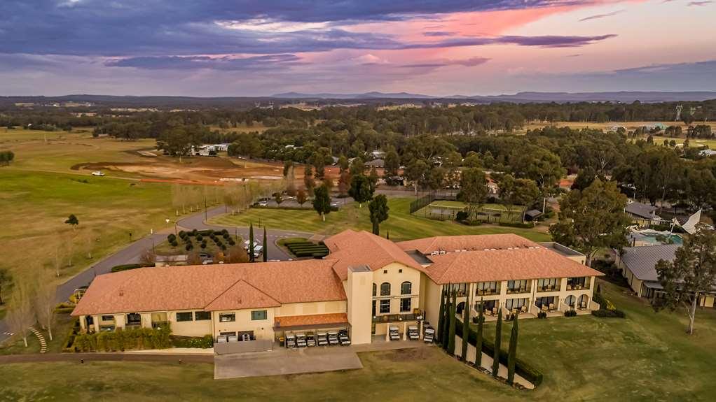 Chateau Elan At The Vintage Pokolbin Exterior foto Aerial view of the clubhouse at the Wagga Wagga Golf Club